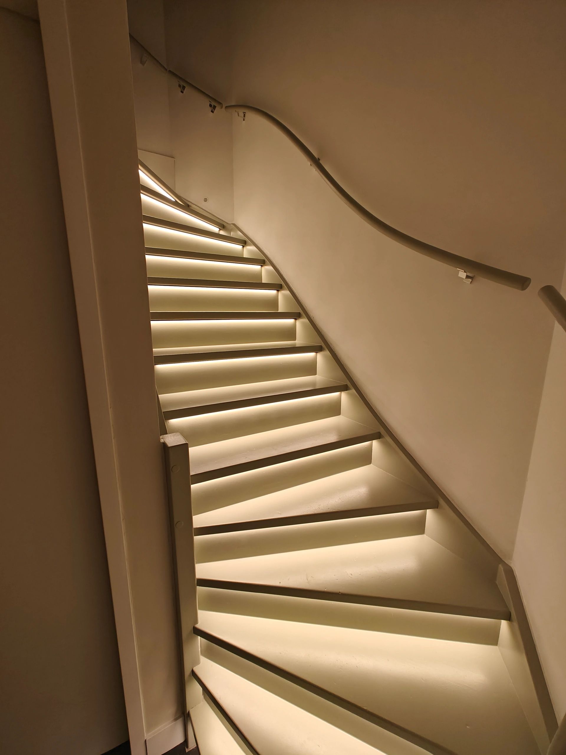 Dynamisches Treppenbeleuchtungsset Premium 130 cm mit Profil