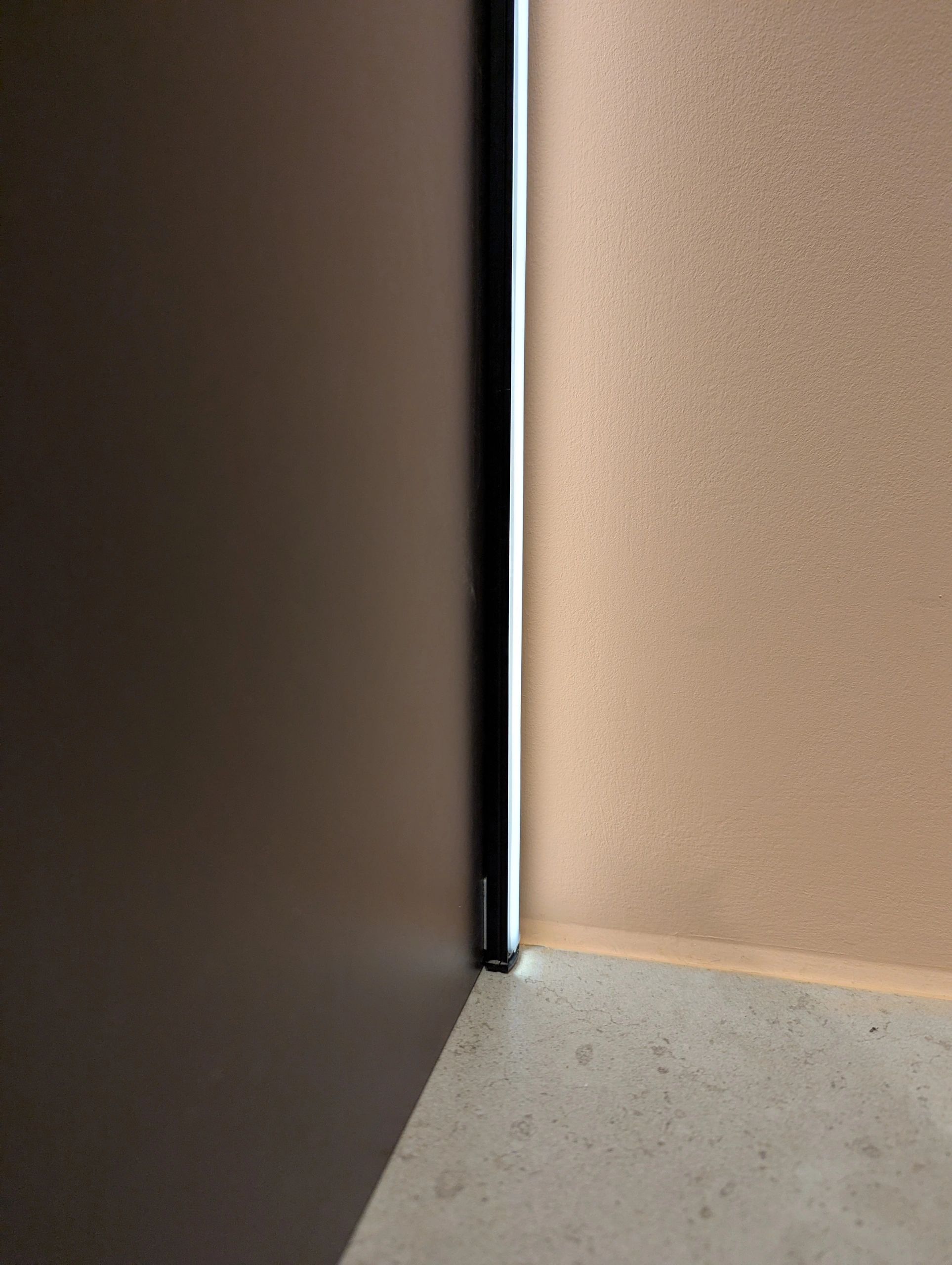 Aluminium LED Streifen Profil schwarz Aufbau 3M - 7 mm hoch - komplett mit AbschlusskAppe