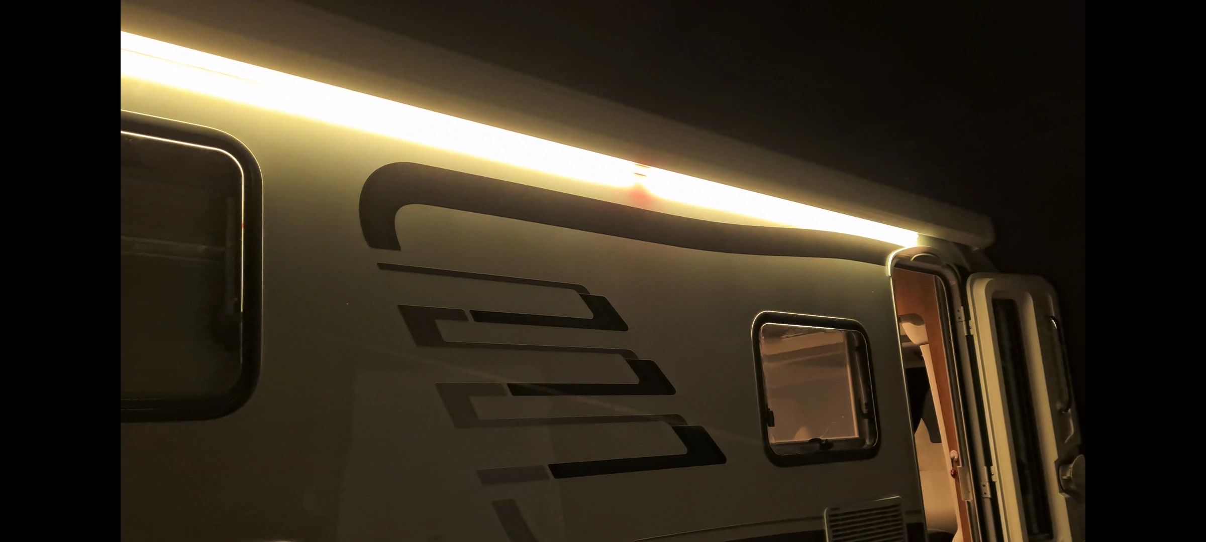 Led Streifen Profil Ecke Slim line - komplett inklusiv Abschlusskappe 3 Meter