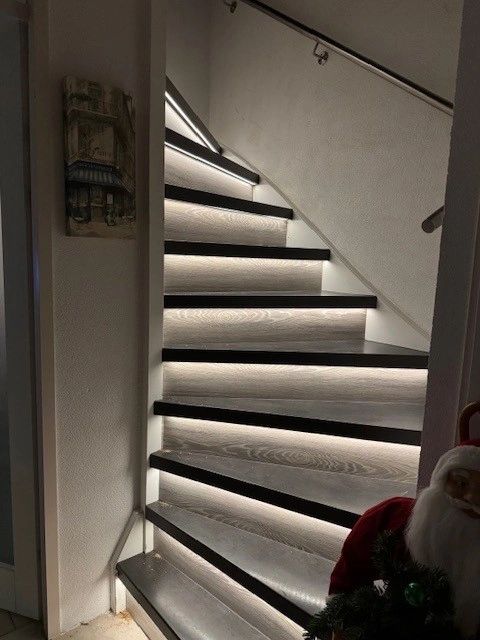 EinzelneTreppenbeleuchtung LED Streifen in Profil Warmweiß