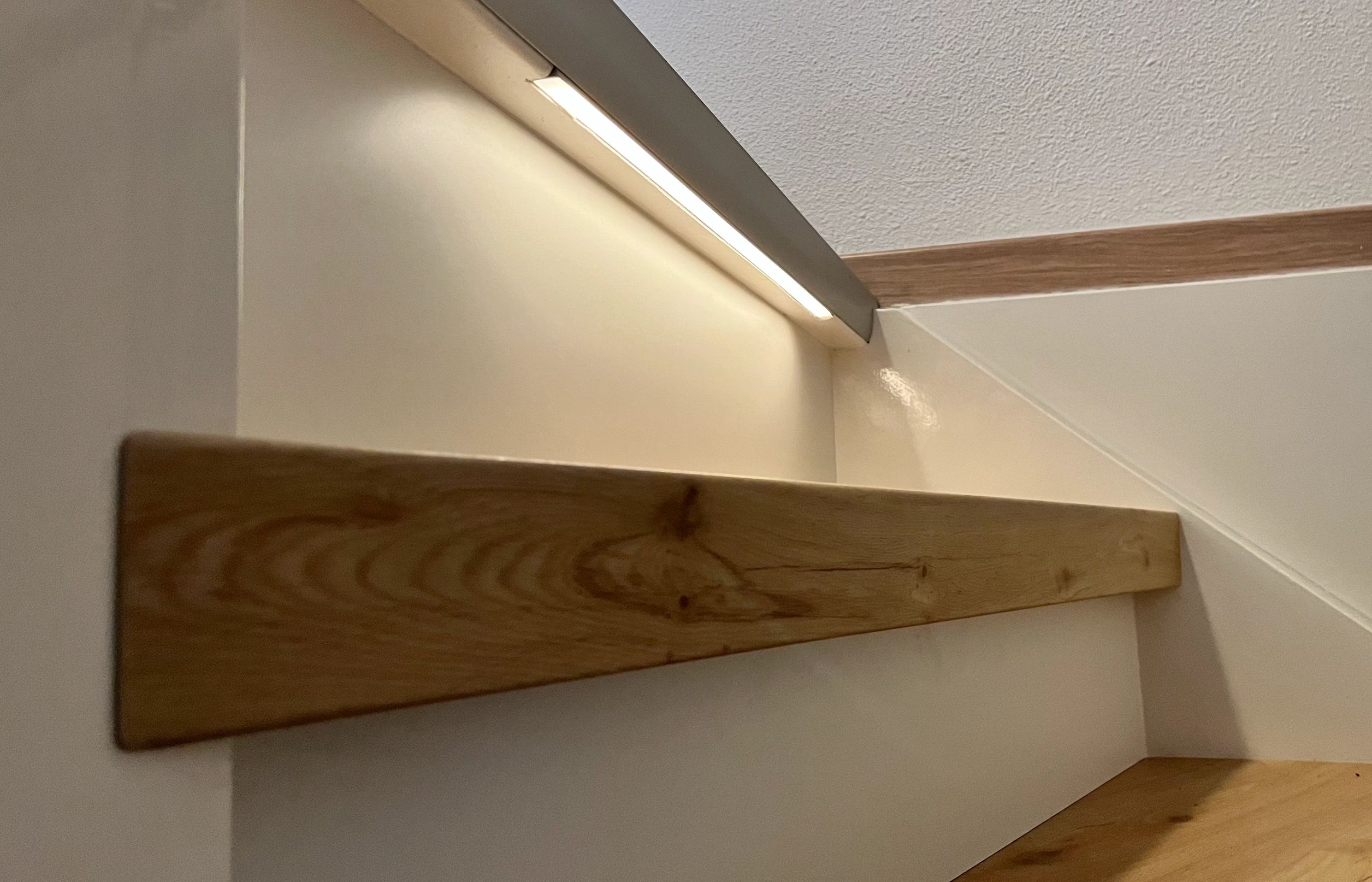 Einzelne Treppenbeleuchtung COB LED Streifen im Profil warmweiß